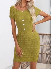 Vestido mini tipo suéter de manga corta con cuello redondo y botones decorativos