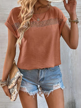 Lässiges T-Shirt mit einfarbigen Nähten, Spitze und Hohlsaum