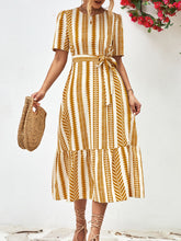 Gestreiftes Midikleid mit Bindegürtel, Rundhalsausschnitt, Puffärmeln