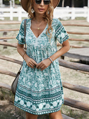 Böhmisches Minikleid mit V-Ausschnitt und kurzen Ärmeln