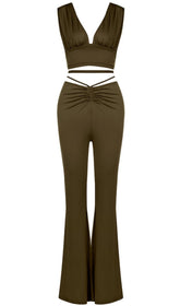 Top con espalda abierta y pantalón bootcut de tiro alto.