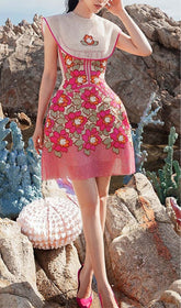 MINIKLEID MIT BLÜTENSTICKEREI AM SAUM