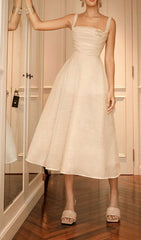 PLISSIERTES, SCHLANKES MIDIKLEID IN WEISS