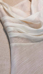 PLISSIERTES, SCHLANKES MIDIKLEID IN WEISS