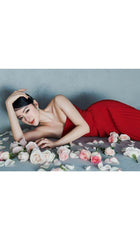 TRÄGERLOSES MIDIKLEID MIT PLISSEE IN WEINROT