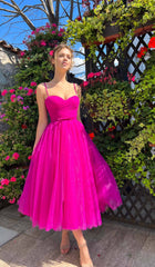 MIDIKLEID MIT PLISSEE-SPAGETTI-TRÄGERN IN PINK