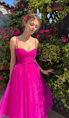 MIDIKLEID MIT PLISSEE-SPAGETTI-TRÄGERN IN PINK