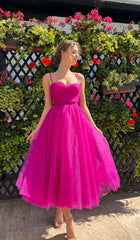 MIDIKLEID MIT PLISSEE-SPAGETTI-TRÄGERN IN PINK