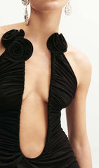 MAXIKLEID MIT TIEFEN NECKHOLDER-AUSSCHNITT IN SCHWARZ