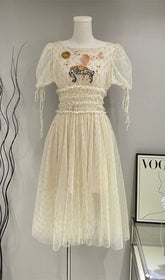 MIDIKLEID MIT PUFFÄRMELN UND HOHER TAILLE UND STICKEREI IN WEISS