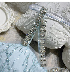 VESTIDO CON TIRANTES DE DIAMANTES EN AZUL