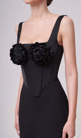 CONJUNTO DE DOS PIEZAS DE CORSÉ ADORNADO CON ROSAS