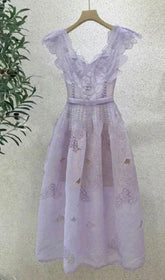 VESTIDO MIDI SIN MANGAS CON VOLANTES EN COLOR MORADO