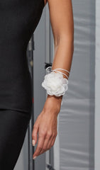 Weißes Blumennetz-Halsband