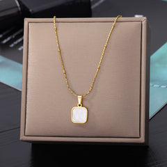 Halskette mit schwarzem Anhänger