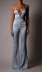SATIN-JUMPSUIT MIT KRISTALLKETTE IN BLAU