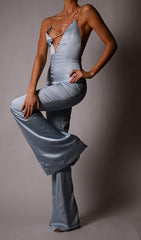 SATIN-JUMPSUIT MIT KRISTALLKETTE IN BLAU