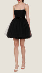 VESTIDO MINI NEGRO CON TIRANTES DE ESPAGUETI Y ESCOTE CUADRADO