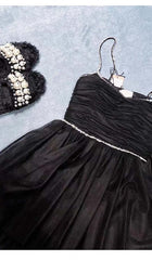 VESTIDO MINI NEGRO CON TIRANTES DE ESPAGUETI Y ESCOTE CUADRADO