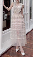 WEISSES MIDIKLEID MIT SPITZENNÄHTEN