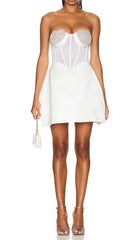 TRÄGERLOSES MINIKLEID MIT HERZMUSTER IN WEISS