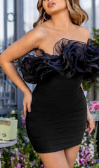 TRÄGERLOSES MINIKLEID MIT SPITZENBLUMEN IN SCHWARZ