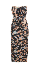 TRÄGERLOSES MIDIKLEID MIT GESCHLAGENEM ÄRMEL