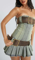 TRÄGERLOSES MINIKLEID MIT SCHNALLENDETAIL IN BLAU