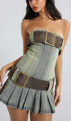 TRÄGERLOSES MINIKLEID MIT SCHNALLENDETAIL IN BLAU