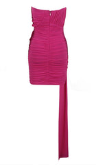 TRÄGERLOSES MINIKLEID MIT RÜSCHEN IN ROSENROT