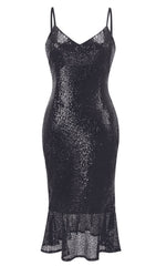 Schwarzes Kleid mit Strumpfhalterstern und Diamanten