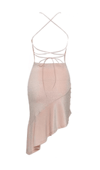 Vestido sexy con espalda abierta y cordones.