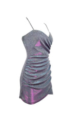 Vestido brillante con tirantes cruzados.