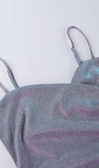 Vestido brillante con tirantes cruzados.