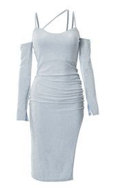 Glänzendes Seidenkleid mit Schlitz