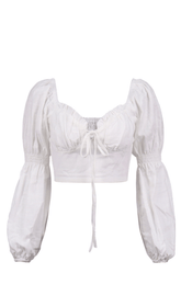 Kurzes T-Shirt mit Holzohren.