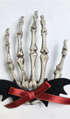 Pinza para el cabello con forma de hueso de mano de calavera