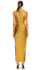 Vestido con hombros inclinados