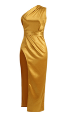 Vestido con hombros inclinados