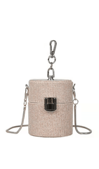 Kleine Beuteltasche mit Lippenstift.