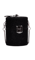 Kleine Beuteltasche mit Lippenstift.