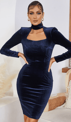 Vestido de terciopelo dorado con escote cuadrado