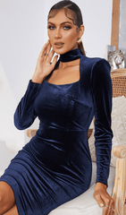 Vestido de terciopelo dorado con escote cuadrado