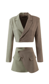 Anzug mit Nähten in Kontrastfarbe