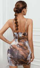 Tief ausgeschnittenes Batikkleid