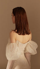 TRÄGERLOSES KLEID MIT PULVERÄRMELN IN BEIGE