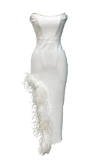 TRÄGERLOSES MIDIKLEID MIT FEDERN IN WEISS