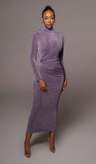 VIOLETT GERÄUCHERTES MAXIKLEID AUS STRICK