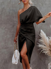 Kleid mit One-Shoulder-Ärmeln und unregelmäßigem Schlitz