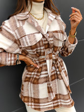 Karierter Wollmantel mit Gürtel, zweifarbigen Taschen und Knöpfen